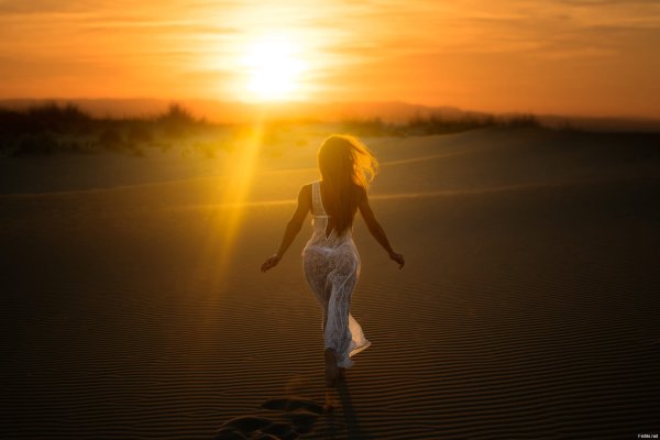 Девушка на рассвете