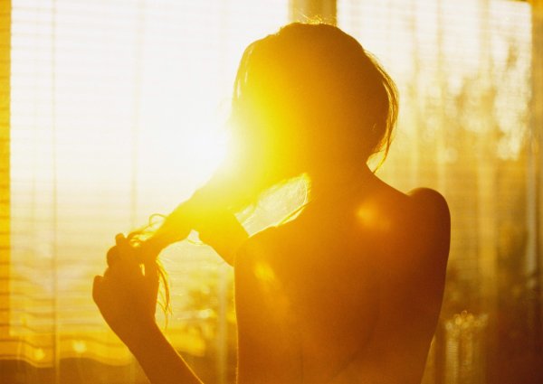 Девушка в шляпке летом