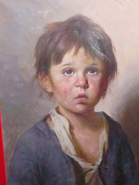 Мальчик плачет