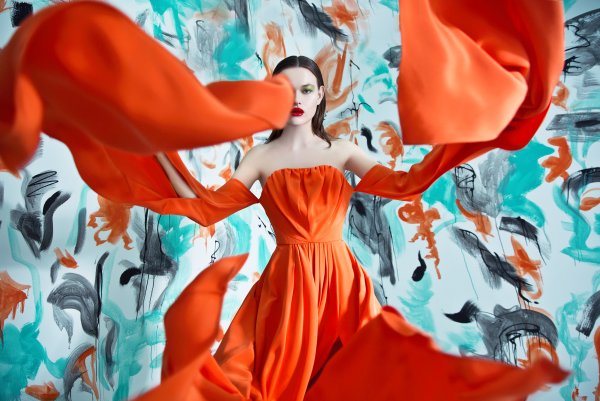Красивая девушка в оранжевом платье