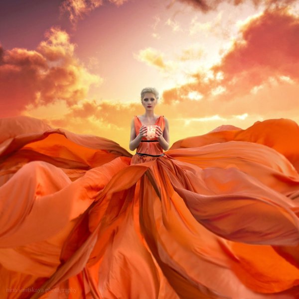 Женщина в оранжевом платье