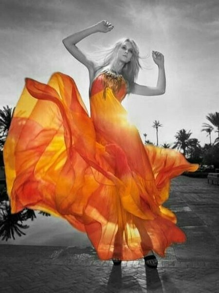 Девушка в оранжевом платье