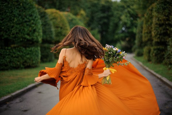 Девушка в оранжевом платье