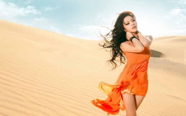 Красивая девушка в пустыне