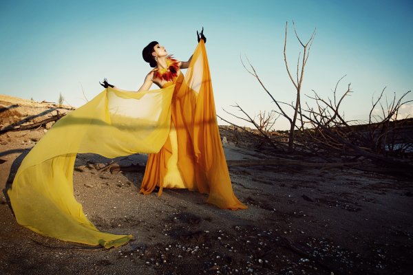 Шатенка в оранжевом