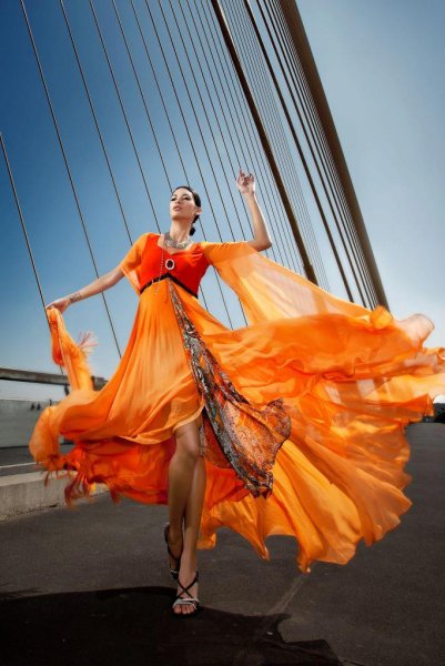 Яркая женщина