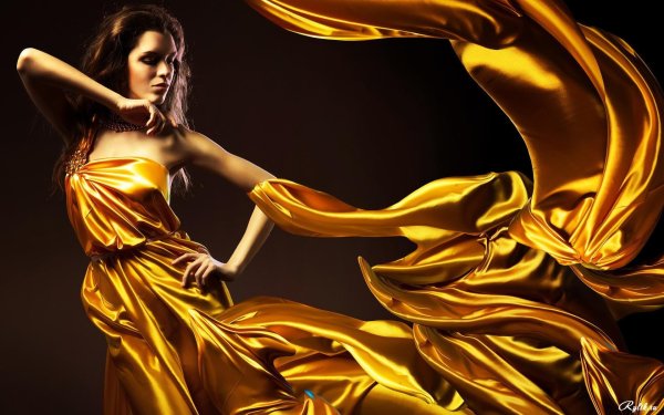 Девушка в платье на горе