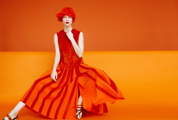 Блондинка в оранжевом платье