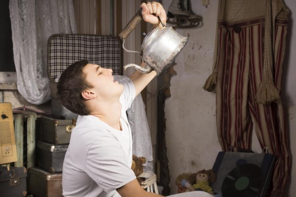 Мужчина с чайником