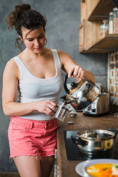 Женщина наливает чай