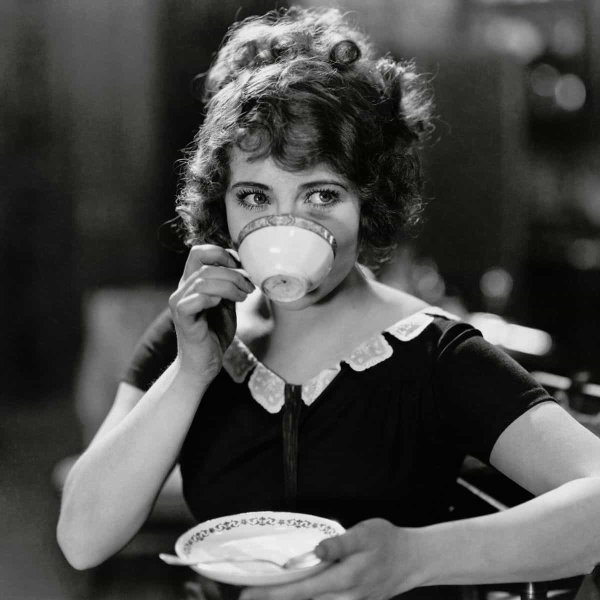 Девушка пьет кофе ретро
