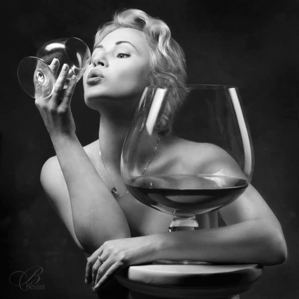 Девушка с бокалом