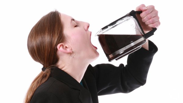 Наливает кофе