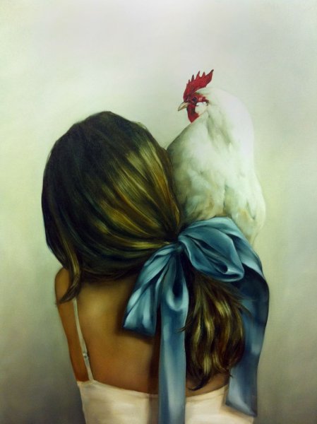 Девушка с нимбом над головой