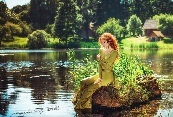 Девушка рисует на природе