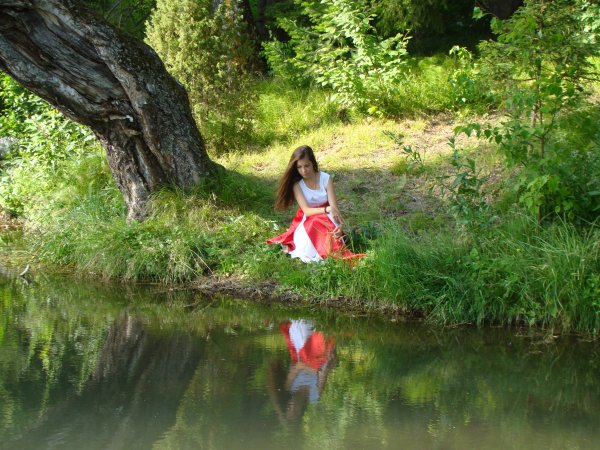Девушка в лесу у ручья