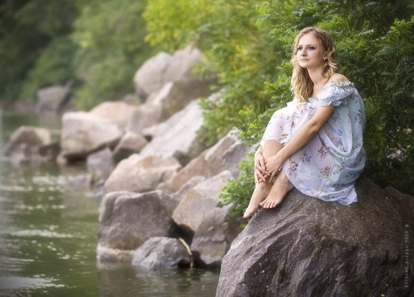 Девушка на мостике у пруда