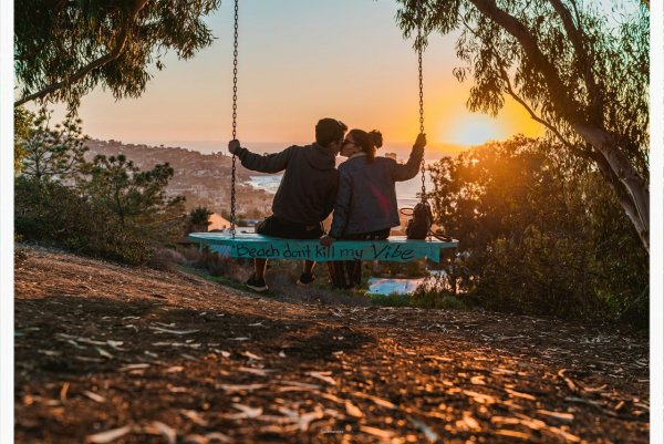 Влюбленные сидят у дерева