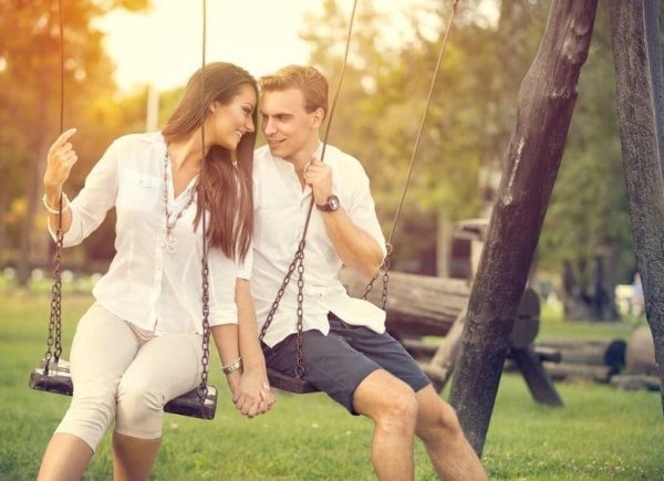 Пара на закате на качелях