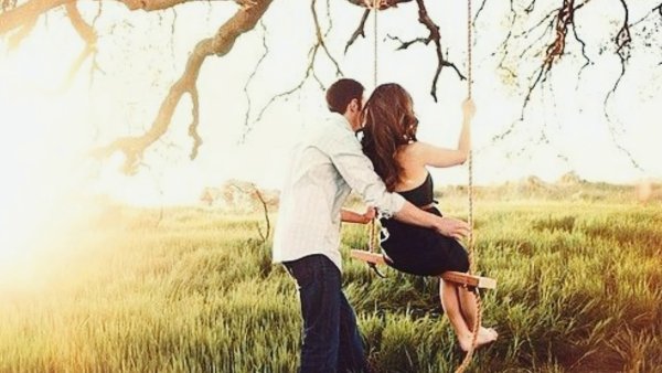 Влюбленные на качелях