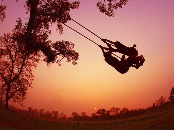 Девушка на качелях