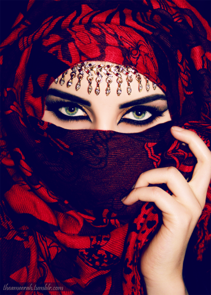 Восточная женщина в платке