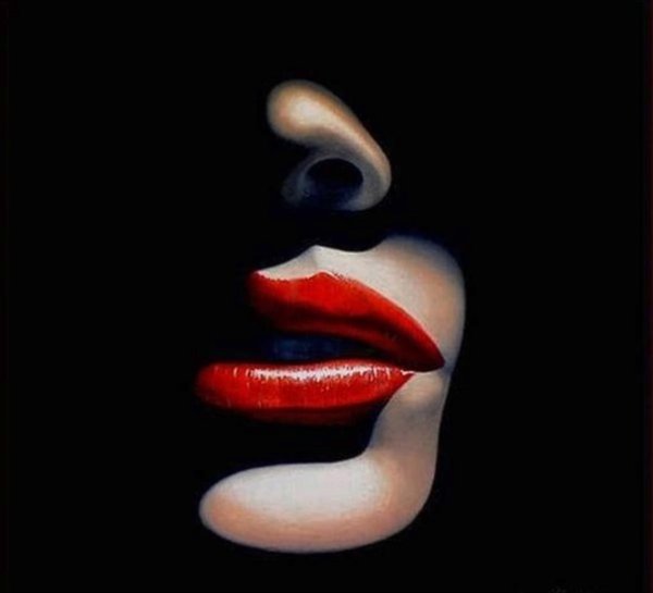 Губы на темном фоне
