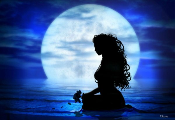 Девушка на фоне Луны