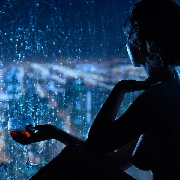 Девушка у ночного окна