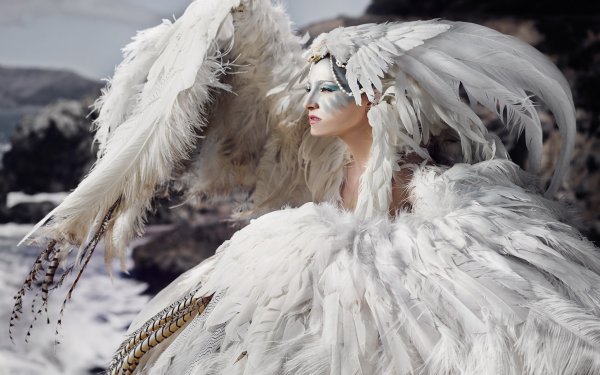 Девушка в образе птицы