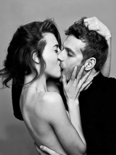 Страстный поцелуй