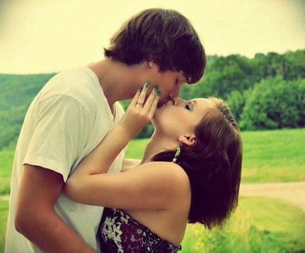 Поцелуй парня и девушки