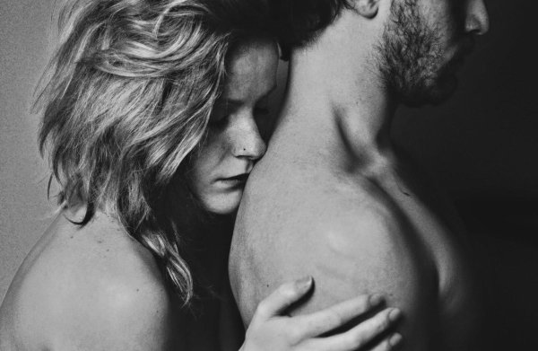 Мужчина обнимает женщину сзади