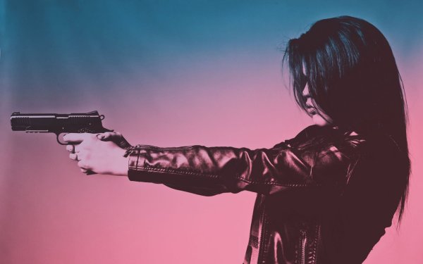 Девушки с пистолетом в руках