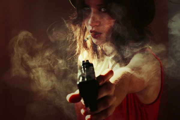 Брюнетка с пистолетом