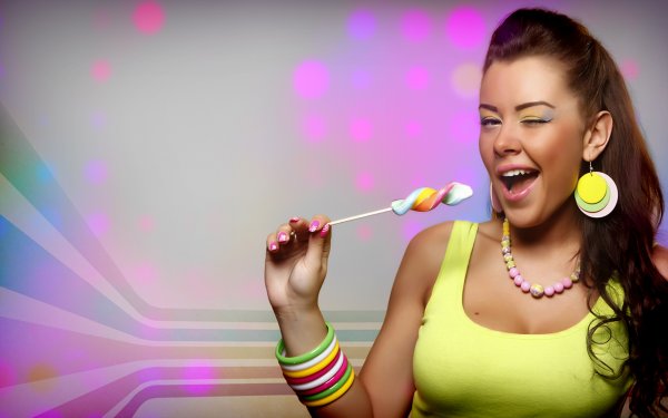 Девушка с ананасом