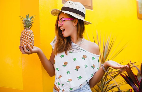 Девушка в тропических листьях