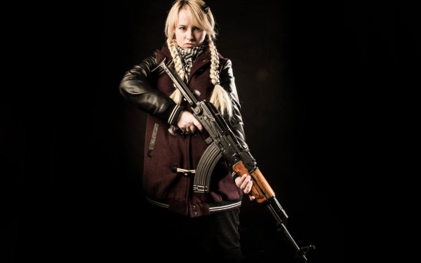 Девушка с пулеметом