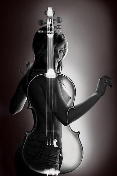 Девушка с контрабасом