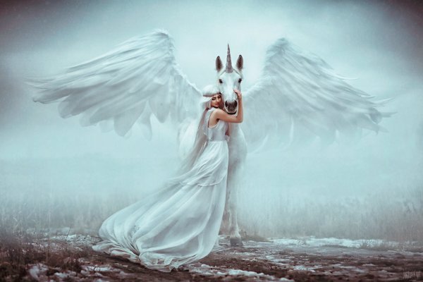 Ангел с белыми крыльями