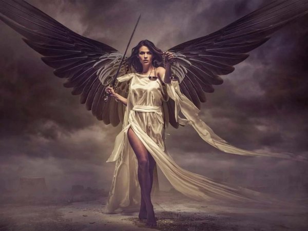 Девушка ангел с мечом