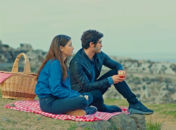 Бурак Озчивит и Неслихан Атагюль 2020