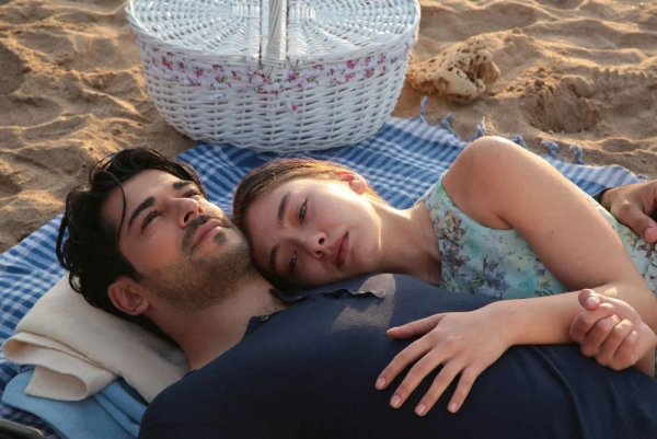 Неслихан Атагюль Кара Севда и Бурак