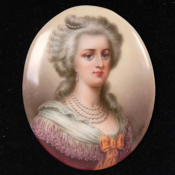 Дама с медальоном