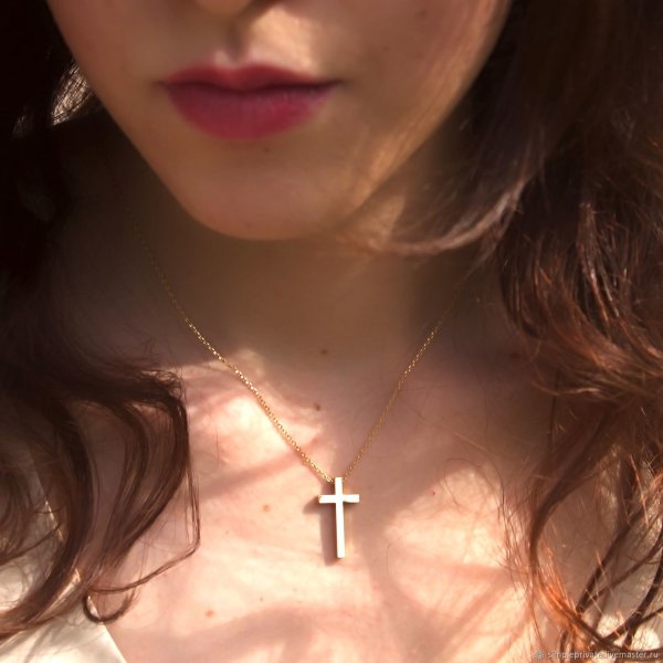 Цепочка с крестиком на шее