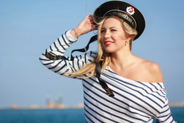 Женщина на море