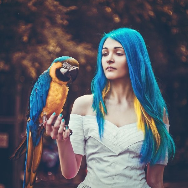 Девочка с попугаем