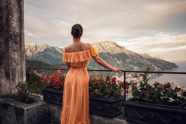 Девушка на веранде