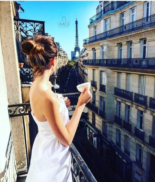 Девушка на балконе