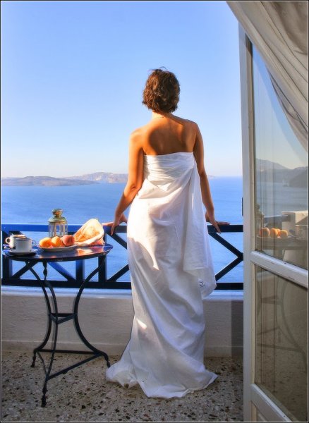 Девушка на балконе с видом на море